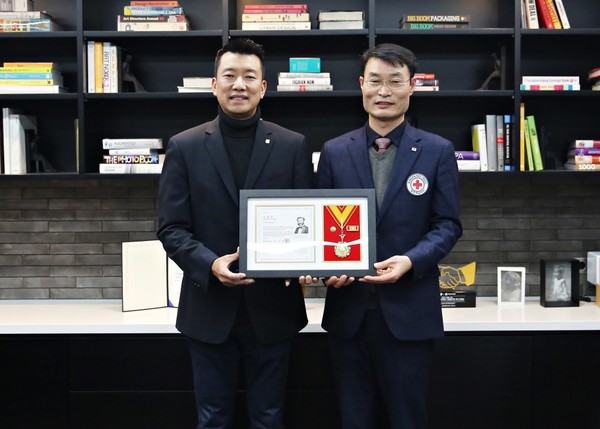 푸본현대생명은 대한적십자사로부터 사회공헌활동에 적극 참여한 공로를 인정받아 명예대장을 수상했다. 이재원 푸본현대생명 사장(왼쪽)과 박기홍 대한적십자사 서울지사 사무처장(오른쪽)이 수상 후 기념촬영을 하고 있다. 사진=푸본현대생명