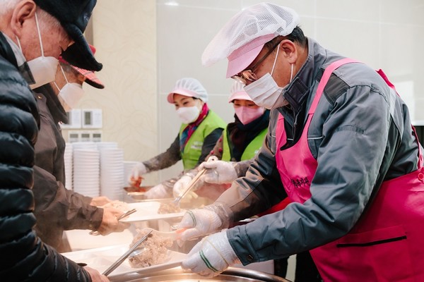 HDC현대산업개발이 17일 광주시 동구노인회관에서 광주지역 취약계층 어르신을 위한 쌀 2톤 기부 및 무료급식 봉사활동을 진행했다. 사진=HDC현대산업개발