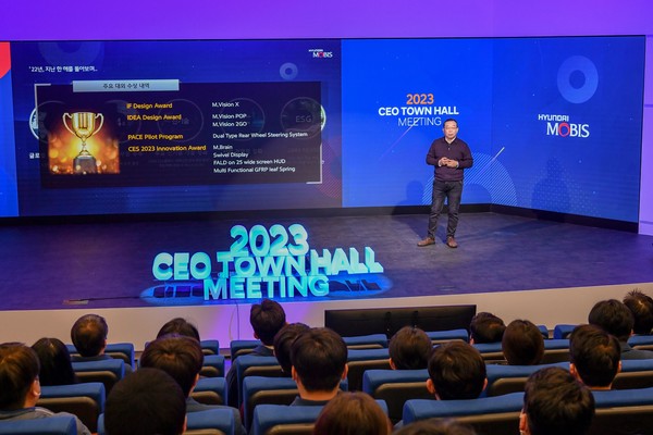 타운홀 미팅에서 임직원들에게 주요 성과와 경영 방침을 발표하고 있는 조성환 현대모비스 사장. 사진=현대모비스