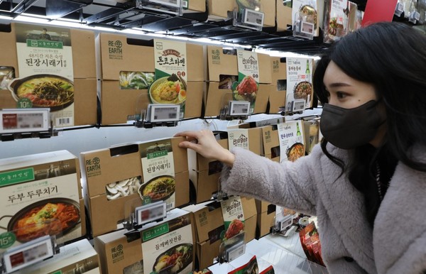 고객이 롯데마트에서 밀키드를 구입하고 있다. 사진=롯데마트