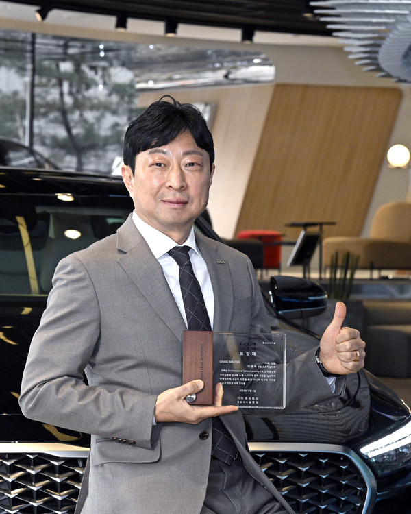 누적 판매 대수 4000대를 달성한 서울 상암지점 이광욱 선임 오토컨설턴트. 사진=기아