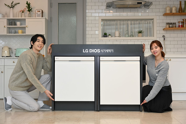 LG전자가 최대 110개 식기를 한 번에 세척할 수 있는 14인용 디오스 오브제컬렉션 식기세척기 신제품(오른쪽)을 26일 출시한다. 모델들이 제품 하단 높이가 10cm인 신제품과 기 출시된 제품 하단 높이가 15cm인 12인용 제품(왼쪽)을 소개하고 있다. 사진=LG전자