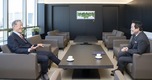 전경련은 이웅열 코오롱 명예회장을 전경련 회장후보추천위원장 겸 미래발전위원장에 선임했다. 허창수 전경련 회장(왼쪽)과 이웅열 위원장(오른쪽)이 환담을 나누고 있다. 사진=전국경제인연합회