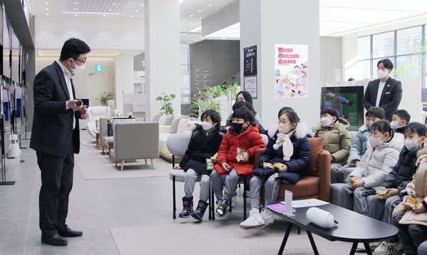 LG전자가 어린이들이 가정에서 안전하게 제품을 사용할 수 있도록 전국 LG전자 베스트샵 매장에서 가전제품 안전교육을 실시한다. 사진은 지난 31일 대구유치원 아이들이 LG전자 베스트샵 달서본점에서 가전제품 안전교육 행사에 참여하고 있는 모습. 사진=LG전자