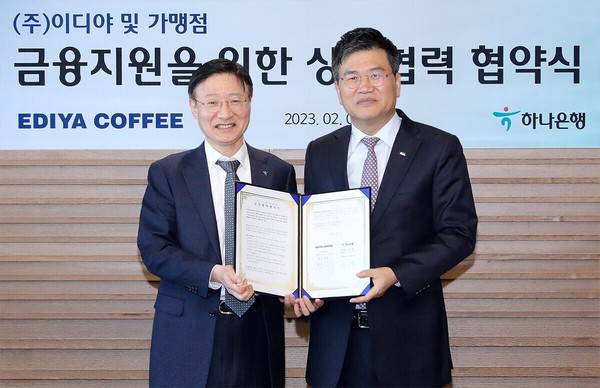 이승열 하나은행장(왼쪽)이 문창기 이디야커피 회장과 함께 기념 촬영을 하고 있다. 사진=이디야커피