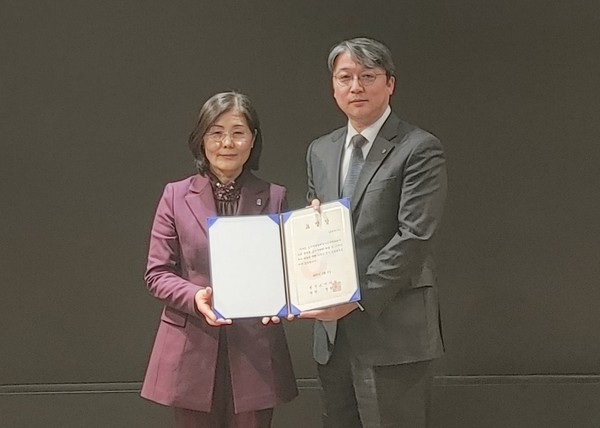 LG전자가 한국소비자원이 뽑은 2022년 '소비자 불만해결 우수 사업자'로 가전 업종에서 유일하게 선정됐다. LG전자 고객가치혁신CS전략·지원담당 박영은 상무(오른쪽)가 3일 서울 강남구 엘타워에서 열린 '2023 소비자불만해결 사업자협의회 워크숍'에서 김경의 한국소비자원 상임이사에게 표창장을 받고 있다. 사진=LG전자