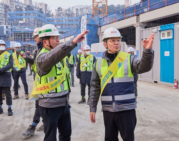 전 검검을 실시하는 최익훈 HDC현대산업개발 대표이사(우측)와 류강선 광주행정타운아이파크 현장소장(좌측). (사진=HDC현대산업개발)