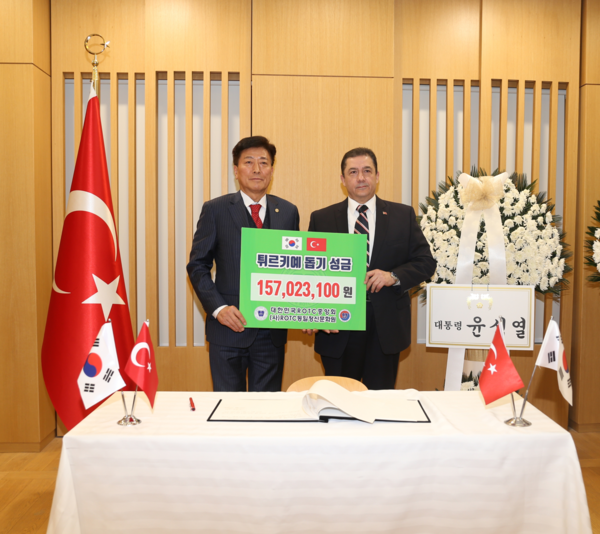 13일 주한 튀르키예 대사관에서 한진우 ROTC중앙회장(왼쪽)이 무랏 타메르 주한 튀르키예 대사(오른쪽)에게 구호 성금을 전달하고 있다. 사진=ROTC중앙회