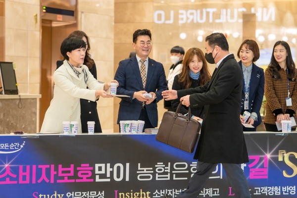 장종환 부문장과 소비자 보호부 직원이 음료와 안내장을 나누어 주고 있다. 사진=NH농협은행