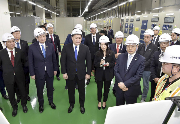 KT 구현모 대표(첫줄 오른쪽 첫번째), 몽골 어용에르덴 롭산남스랴 총리(첫줄 오른쪽 3번째) 등 KT와 몽골 양측 주요 인사들이 KT 용산IDC를 견학하고 있다. (사진=KT) 