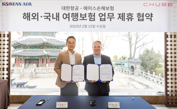 15일 개최된 국내 및 해외 여행보험 관련 업무제휴 협약식에서 에드워드 콥 에이스손해보험 사장(왼쪽)과 장성현 대한항공 부사장(오른쪽)이 기념촬영을 하고 있다. 사진=에이스손해보험