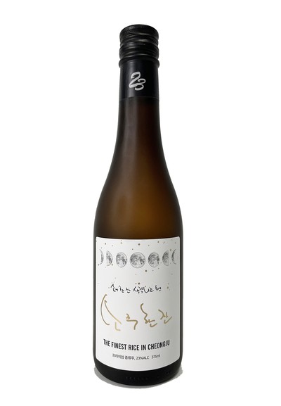 세븐일레븐이 가수 임창정과 손잡고 프리미엄 증류식 소주 '소주한잔'을 출시한다. 사진=세븐일레븐