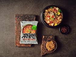 풀무원식품이 첫 라면 제품 ‘짜글면 고깃집 된장찌개’를 출시했다. 사진=풀무원