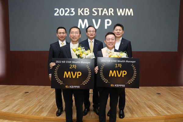 지난 15일 강남구 역삼동 KB라이프타워 스타홀에서 진행된 ‘KB STAR Wealth Manager’ 론칭 행사에서 이환주 KB라이프생명 대표이사 사장(윗줄 중앙), 오승원 KB라이프파트너스 대표이사 사장(윗줄 왼쪽), 최재영 KB금융지주 WM/연금총괄(윗줄 오른쪽)이 민웅기 2022 KB STAR WM MVP(앞줄 왼쪽), 이인규 2022 KB STAR WM MVP(앞줄 오른쪽)이 기념 사진을 촬영하고 있다. 사진=KB라이프생명