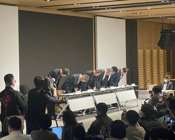 (왼쪽부터) 이상엽 CTO, 권준혁 네트워크부문장 부사장, 황현식 대표, 정수헌 컨슈머부문장 부사장, 최택진 기업부문장 부사장, 박형일 홍보대외협력센터장이 지난달 발생한 개인정보보호와 디도스(DDoS) 등 사이버 공격에 대한 기자간담회에서 고개를 숙이고 있다. (사진=신미정 기자)