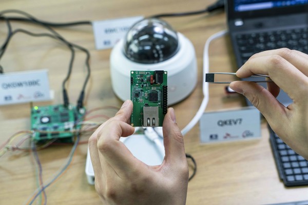 SK텔레콤은 SK스퀘어의 자회사인 IDQ, 국내 토종 보안기업 케이씨에스와 함께 개발한 양자난수생성기 칩과 암호통신기능의 반도체를 하나로 합친 '양자암호원칩' 개발을 완료해 MWC23 현장에서 선보인다고 20일 밝혔다. (사진=SKT) 