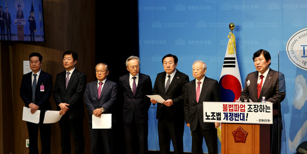 (왼쪽부터) 김고현 한국무역협회 전무, 우태희 대한상공회의소 상근부회장, 권태신 전국경제인연합회 상근부회장, 최진식 중견기업연합회 회장, 김기문 중소기업중앙회 회장, 손경식 한국경영자총협회 회장이 20일 국회 소통관에서 '노동조합법 개정안 심의 중단을 촉구하는 공동성명'을 발표했다. (사진=한국경영자총협회)