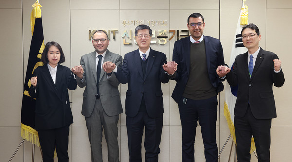 최원목 신용보증기금 이사장(가운데)이 이집트 신용보증공사(CGCE) 대표단 접견 후 기념촬영을 하고 있다. 사진=신용보증기금