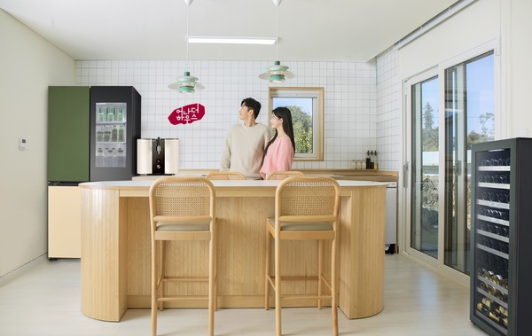 모델이 '어나더 하우스 파티 스테이 월령'에서 LG 프리미엄 가전을 체험하고 있다. 사진=LG전자