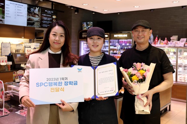 22일 파리바게뜨 도봉점에서 SPC 행복한장학금 장학생으로 선발된 차진아 학생(가운데)이 가맹점 대표 및 SPC 행복한재단 관계자와 함께 기념촬영을 하고 있다. 사진=SPC