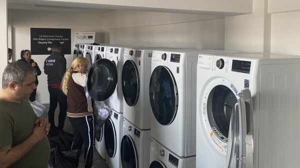 LG전자 노경이 합심해 지진으로 피해를 입은 튀르키예 지역에 무료 세탁시설 및 이동 서비스센터를 운영하고, 구호 물품을 전달한다. 이재민들이 튀르키예 중남부 메르신(Mersin) 지역에 설치된 무료 세탁시설을 이용하고 있다. 사진=LG전자