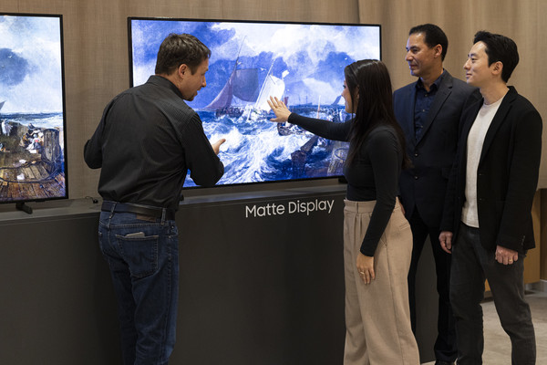 2월 23일(현지시간) 독일 프랑크푸르트에 위치한 삼성전자 독일법인에서 열린 '2023 유럽 테크세미나' 참석자들이 삼성전자의 '매트 디스플레이'를 탑재한 '더 프레임' 신제품을 살펴보고 있다. 사진=삼성전자