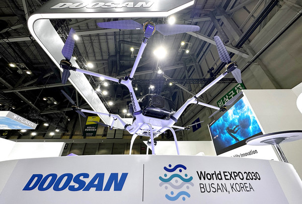 두산모빌리티이노베이션이 '2023 드론쇼코리아'에서 신제품 수소드론 DS30W를 선보이며, '2030 부산엑스포' 유치를 위한 홍보활동에 적극 나섰다. 사진=두산