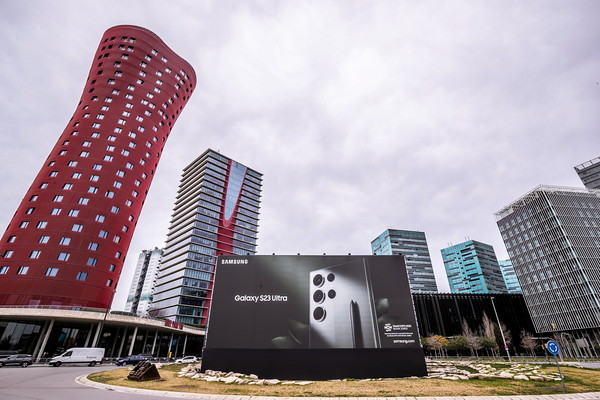 삼성전자가 'MWC 2023' 행사장 입구에 마련된 대형 갤럭시 옥외 광고에 '2030 부산엑스포' 로고를 포함하고 박람회 유치 활동을 알리고 있다. 사진=삼성전자