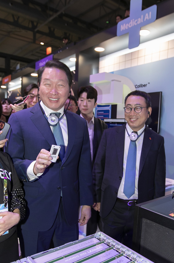 최태원 회장이 SK텔레콤의 AI반도체 ‘사피온 X220’을 들어보이고 있다. 사진=SK그룹