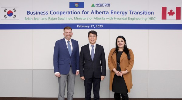 지난 27일 현대엔지니어링 홍현성 대표이사(가운데)가 현대엔지니어링 본사를 방문한 캐나다 알버타주 브라이언 진 고용·경제·북방개발부 장관(좌측)과 라잔 소니 무역·이민·다문화부 장관(우측)을 맞이하고 기념사진을 촬영하고 있다. 사진=현대엔지니어링