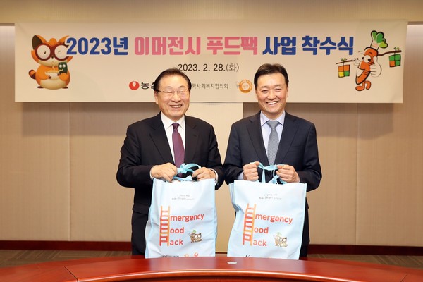 28일 서울 동작구 농심 본사에서 진행된 ‘2023년 이머전시 푸드팩 사업 착수식’에서 이병학 농심 대표이사(오른쪽)와 김성이 한국사회복지협의회 회장(왼쪽)이 기념촬영을 하고 있다. 사진=농심