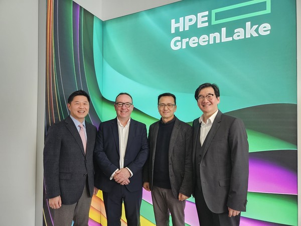 LG 유플러스가 미국 IT 장비 제조사인 휴렛팩커드엔터프라이즈와 오픈랜(O-RAN) AI 기반 오픈랜 운영 자동화 기술 개발을 공동 개발한다고 2일 밝혔다. 사진은 MWC 2023 현지 회의에 참석한 (오른쪽부터) LG유플러스 이상헌 NW선행개발담당, 김대희 NW인프라기술그룹장, HPE 톰 크레이그 통신기술그룹사업부총괄사장, 한국HPE 김태호 통신사업본부장. 사진=LG유플러스