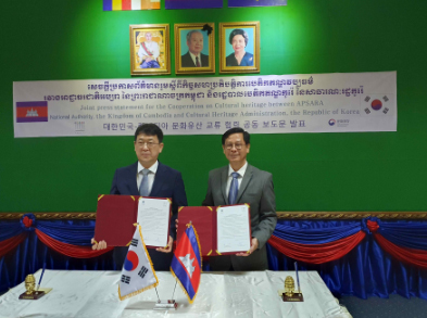 왼쪽부터 최응천 문화재청장, 행 뽀우(Hang Peou) 압사라청 청장. 사진 제공=문화재청