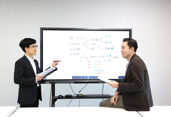 멘토 신한투자증권 오강호 수석연구원이(오른쪽) 멘티 2022년 신규 입사직원 노승현 주임을 코칭하고 있다. 사진=신한투자증권