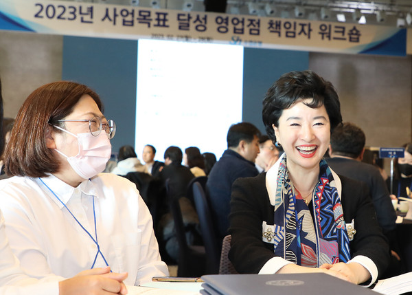 영업점 책임자 워크숍에서 여성 리더로 참여한 책임자와 함께 이야기를 나누는 강신숙 은행장(오른쪽)의 모습. 사진=Sh수협은행