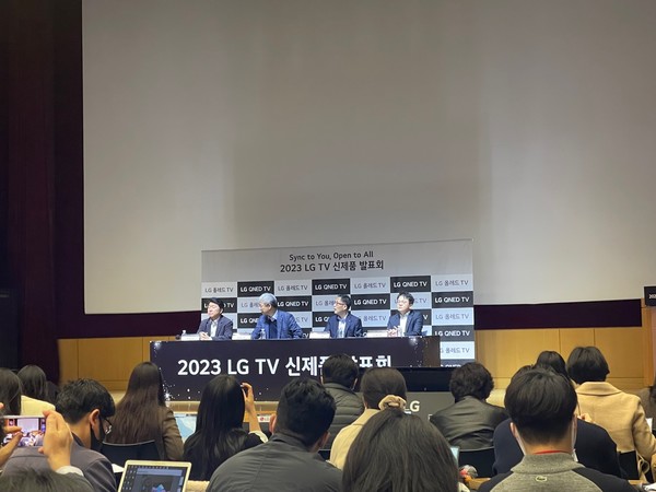 8일 LG전자 서초 R&D캠퍼스에서 열린 2023년 TV 신제품 발표회에서 (좌측부터) 백선필 HE상품기획담당(상무), 정재철 HE연구소장(전무), 조병하 HE플랫폼사업담당(전무), 김선형 한국HE마케팅담당(상무)가 기자들의 질문에 답변하는 시간을 가졌다. 사진=신미정 기자
