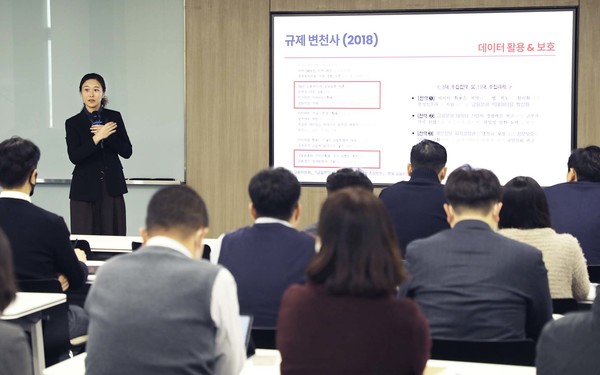 지난 13일 서울 중구 NH농협카드 본사에서 진행된 개인정보 보호 강화를 위한 외부 초청강연에서  조아영 오내피플 대표가 강연을 하고있다. 사진=NH농협카드
