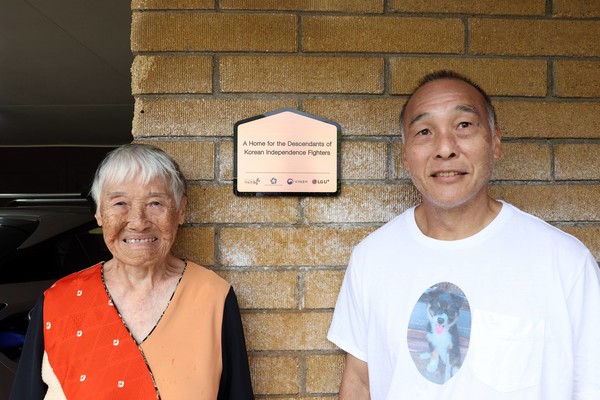 LG유플러스와 국가보훈처가 김노듸 지사의 딸 위니프레드 남바(왼쪽) 여사와 김 지사의 손자 윌리엄 남바씨에게 문패를 전달한 모습. 사진=LG유플러스