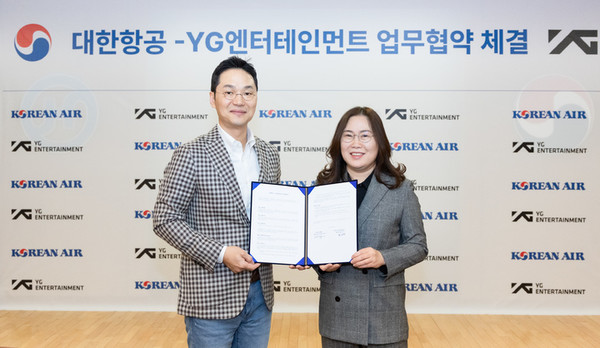 대한항공은 YG엔터테인먼트와 15일  서울 강서구 대한항공 본사에서 전략적 파트너십 구축을 위한 양해각서(MOU)를 체결했다. 장성현 대한항공 마케팅⬝IT부문 부사장(왼쪽)과 황보경 YG 공동대표가 기념촬영을 하고 있다. 사진=대한항공