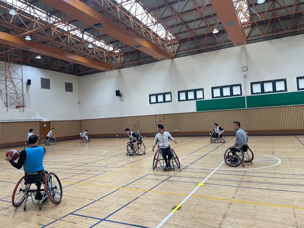 연습 중인  코웨이 장애인 휠체어농구단 '블루휠스' 선수들. 사진=신미정 기자