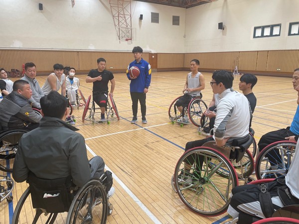 연습 경기가 끝나고 모인 블루휠스 선수들. 사진=신미정 기자
