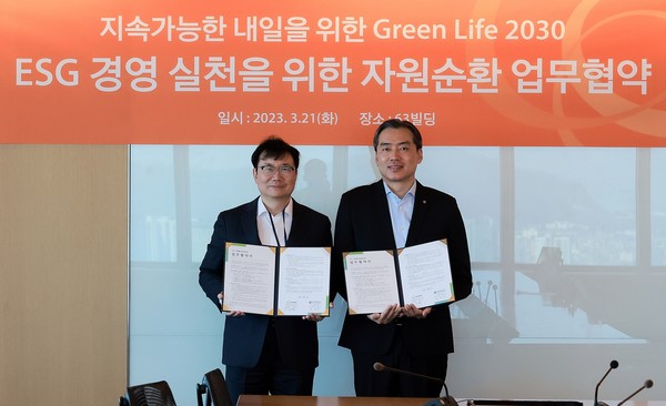 지난 21일 서울 여의도 63빌딩 한화생명 본사에서 진행된 ‘ESG경영 실천을 위한 자원순환 업무협약식’에서 정영호 한화생명 성장경영추진실장(오른쪽)과 정덕기 E-순환거버넌스 이사장(왼쪽)이 기념촬영을 하고 있다. 사진=한화생명
