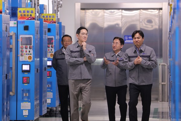 이재용 삼성전자 회장이 24일 중국 텐진에 위치한 삼성전기 사업장을 방문해 MLCC 생산 공장을 점검하고 있다. 사진=삼성전자