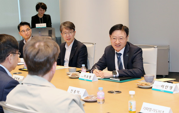이승열 하나은행장(뒷줄 오른쪽에서 첫번째)이 간담회에 참석한 손님들과 '손님과 상생하는 금융' 실천을 위한 다양한 의견을 나누고 있다. 사진=하나은행