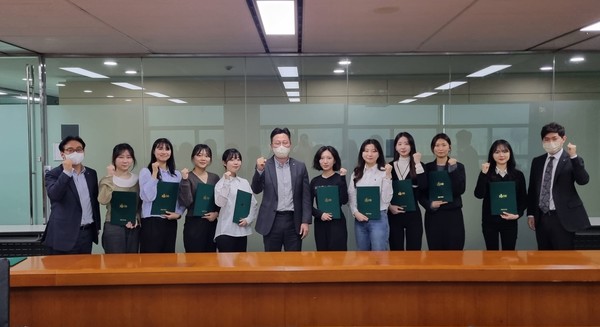 지난 8일 서울 강남구 DB금융센터에서 진행된 드리머 11기 발대식에서 문진욱 DB손해보험 마케팅전략본부장(왼쪽 여섯번째) 및 관계자들이 기념촬영을 하고 있다. 사진=DB손해보험