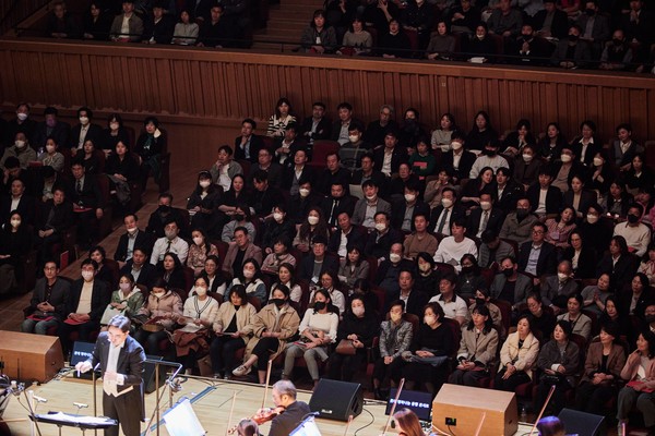 롯데가 29일 개최한 '행복나눔 동행 콘서트'에 초청된 파트너사 직원들이 공연을 관람하고 있다. 사진=롯데