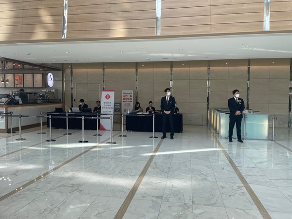 롯데월드타워 1층 주주총회 입구. 사진=신미정 기자