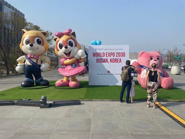 한 외국인 가족이 롯데의 인기 캐릭터 벨리곰과 로티·로리와 사진을 찍고 있다. 사진=신미정 기자