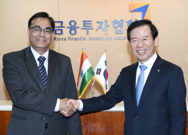 간담회에서 서유석 금융투자협회장(오른쪽)이 주한인도대사와 기념촬영을 하고 있다. 사진=금융투자협회