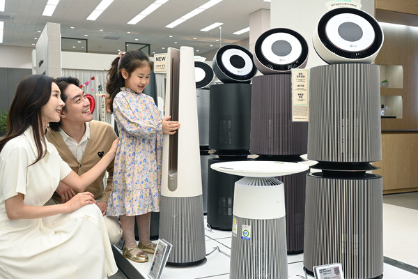 인천 서구에 위치한 LG 베스트샵 검단점에서 모델들이 'LG클린UP 페스티벌' 행사 제품을 살펴보고 있는 모습. 사진=LG전자